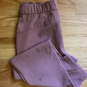 Lululemon On The Fly, Woven, Size 6